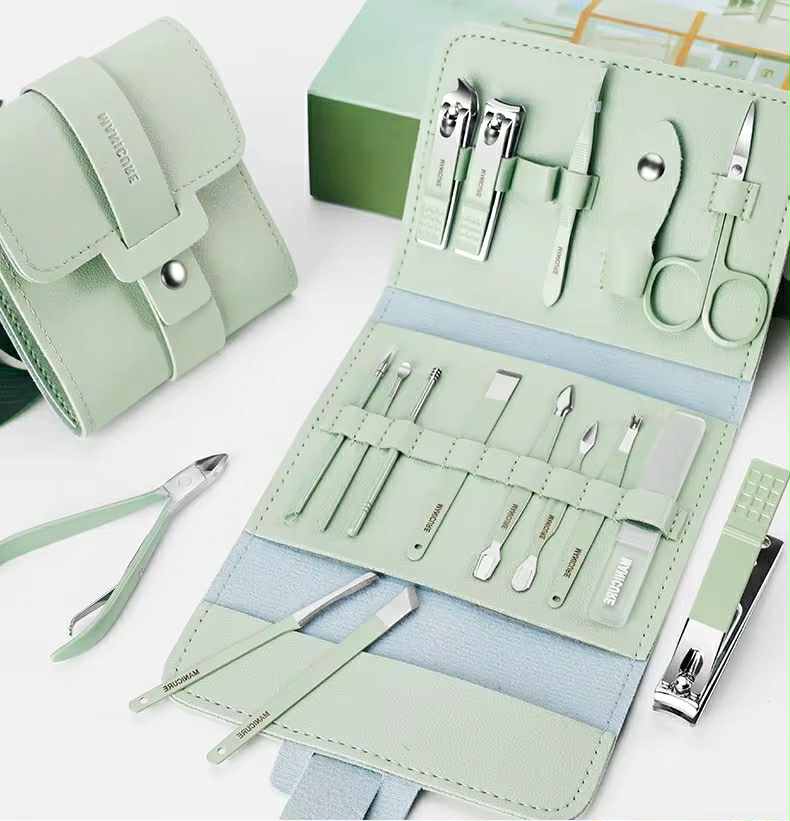 KIT DE MANUCURE ET PéDICURE 16 PIECES